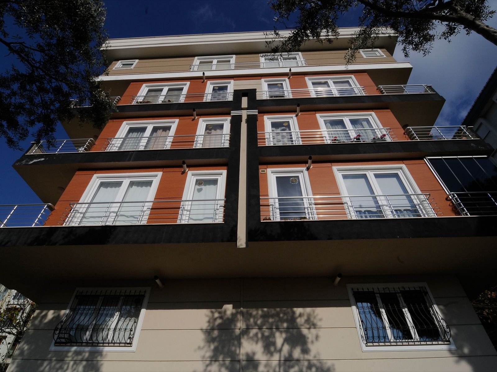 Sezer Apartmanı — 